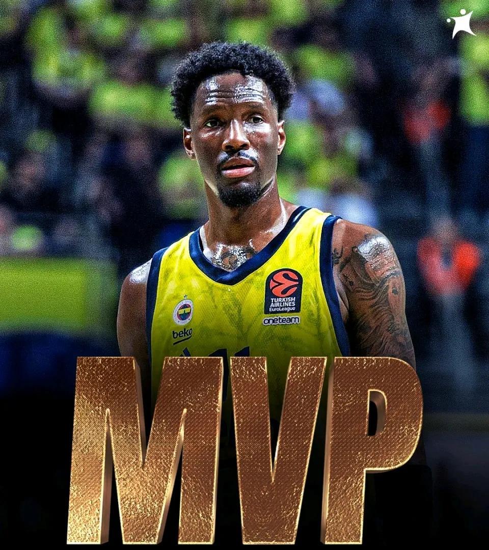 山东男篮和NBA的凯尔特人队都对海耶斯-戴维斯表现出了浓厚兴趣，凯尔特人队主教练