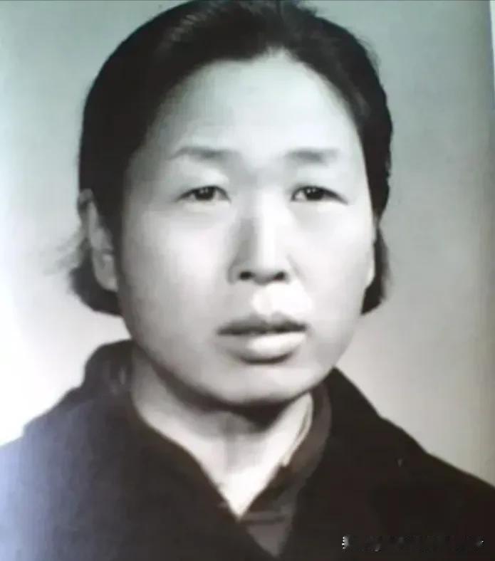 她曾担任原中组部副部长，在拨乱反正的关键时期阻碍平反工作推进。1977年12月1