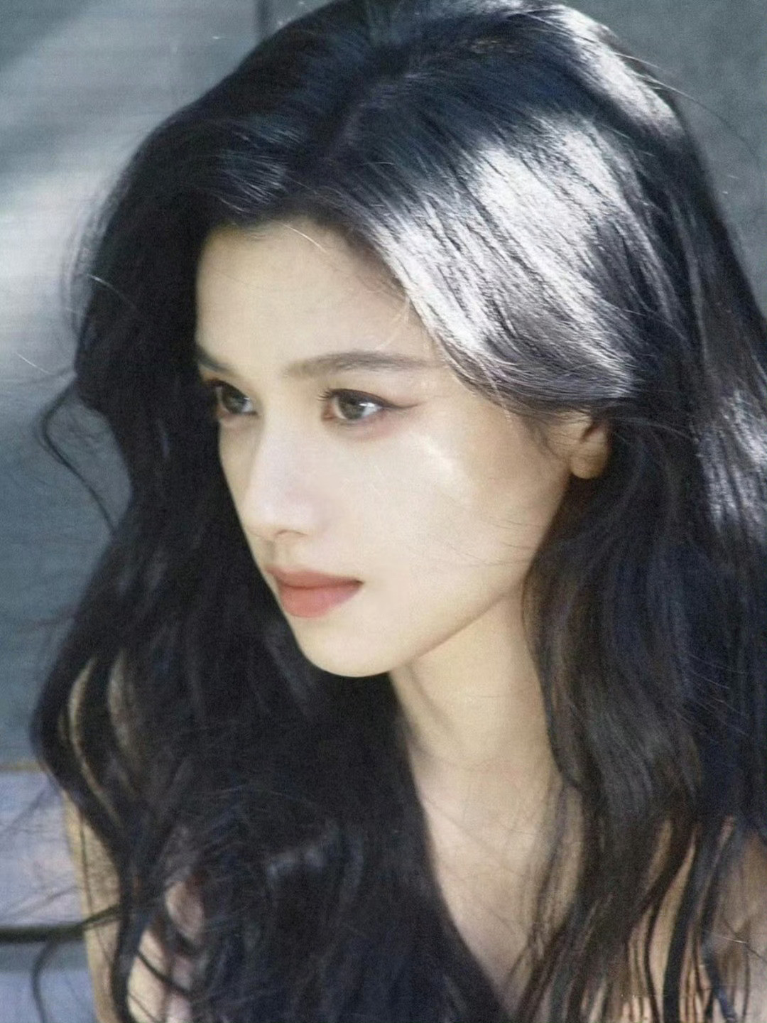 张婧仪狐狸眼线眼尾那抹柔雾感上扬弧线太绝了！细而不僵的线条顺着眼型自然延伸，干