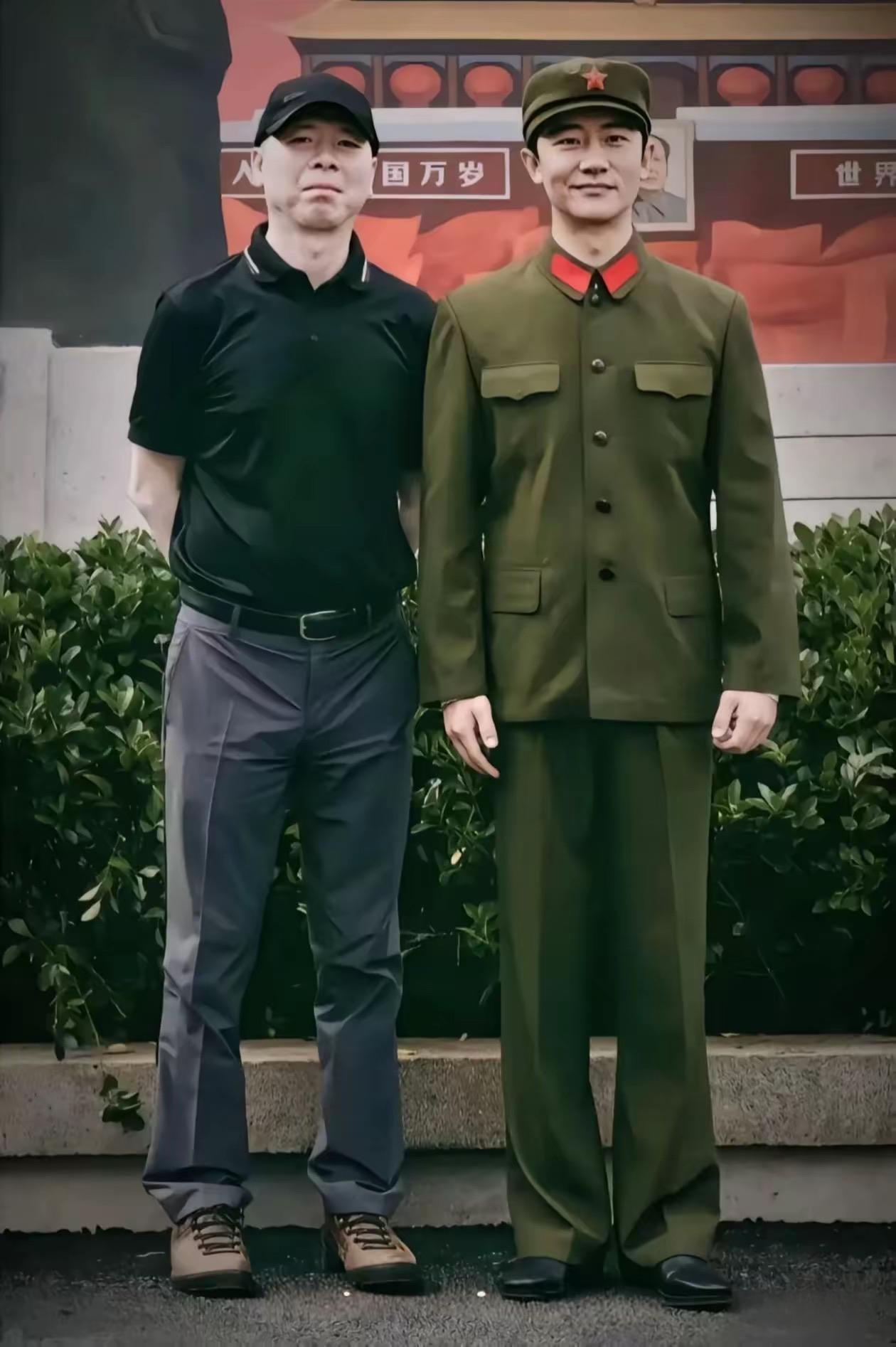 冯小刚和一位新演员的合影。在合影时冯小刚站左边且主动退后十公分，这种合影是一种