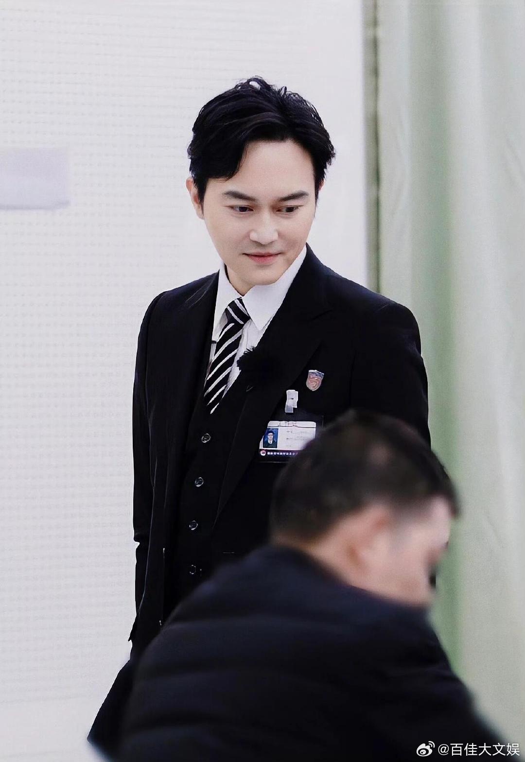 张智霖54岁状态张智霖这状态简直绝了！54岁的人看着就像刚迈入30岁，皮肤紧致