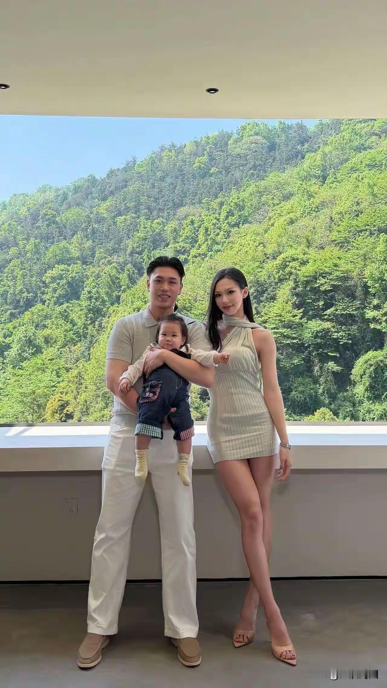 幸福美满的一家三口，置身于绿意葱茏的背景之中，温馨之感扑面而来！🌳👨‍👩‍