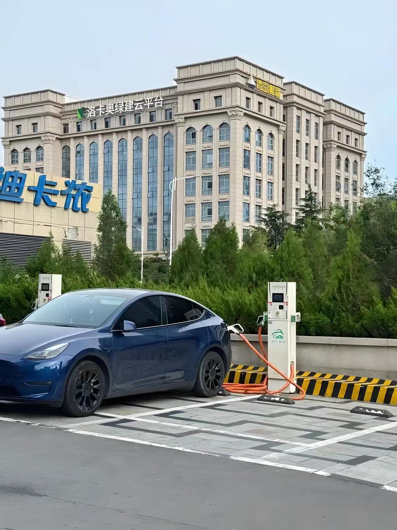 2.5吨！一台轿车！你敢信？我刚翻工信部最新一批新车公示，某国产纯电旗舰，为