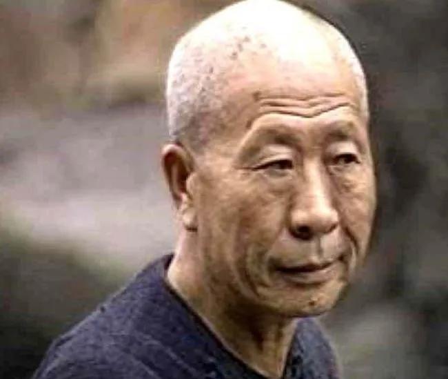 1951年，一个战士死死盯着路边一个村妇，说什么也不肯挪眼，气得连长呵斥了他一顿