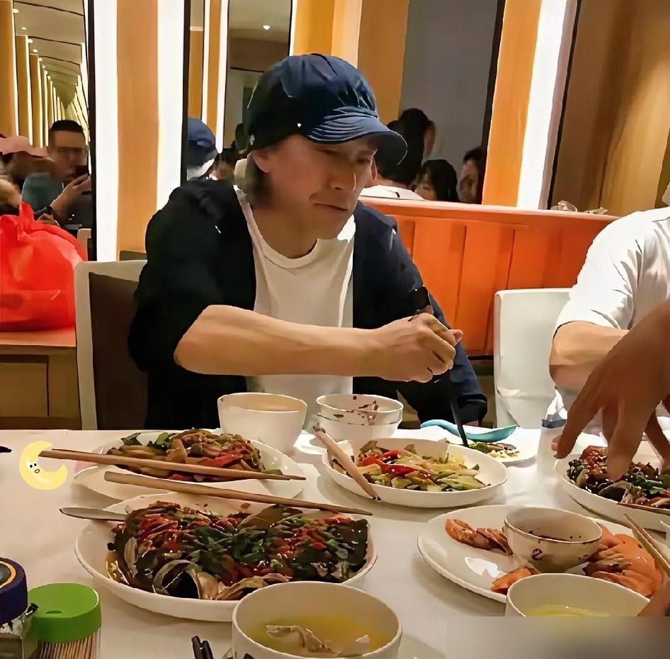 刘嘉玲甩出一张和周星驰的合照，喊他星仔，评论区直接炸了。满世界都叫星爷，就她还叫星仔。梁朝伟私下跟周