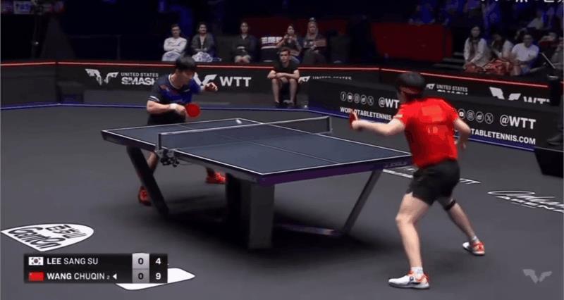 王楚钦3-0李尚洙，这个球“回头揽月”太精彩了！大头身体都侧过来了，硬是用手腕