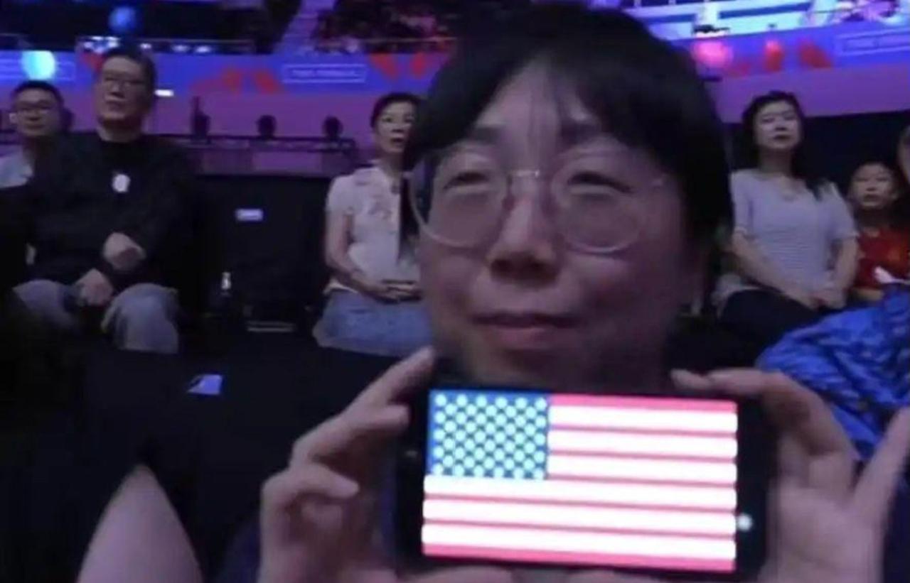 这张丑陋的嘴脸应该被全中国看到！2026年世界女排国家联赛香港站，被这个女球迷