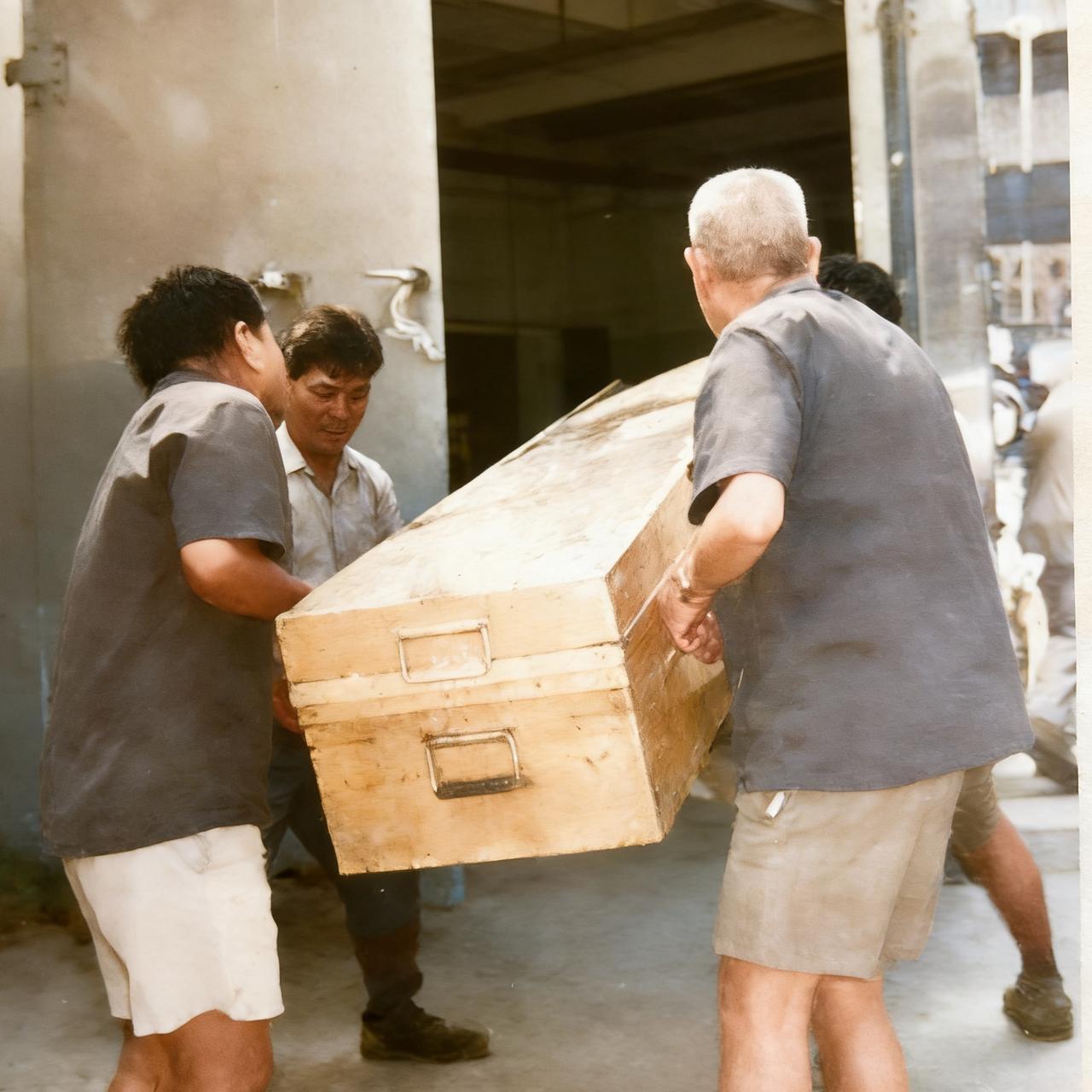 1985年，翁美玲离世后，几位工作人员正忙前忙后处理后事，每个人脸上都透着沉重，