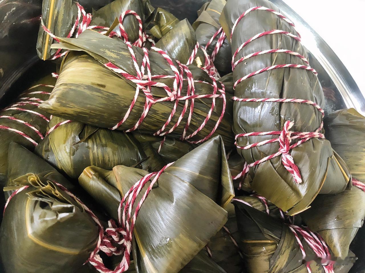 说啥也阻挡不了给娘家人送粽子！听有人说，结了婚的女人端午节这天不能回娘家，我
