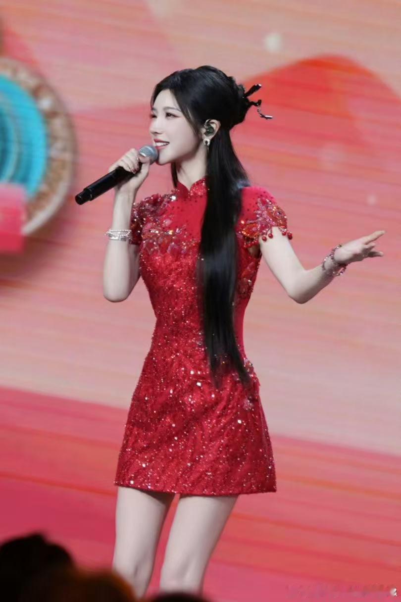 戴燕妮红色闪钻旗袍身段太绝了！戴燕妮红色闪钻旗袍完美展现曲线，正红+闪钻，明艳