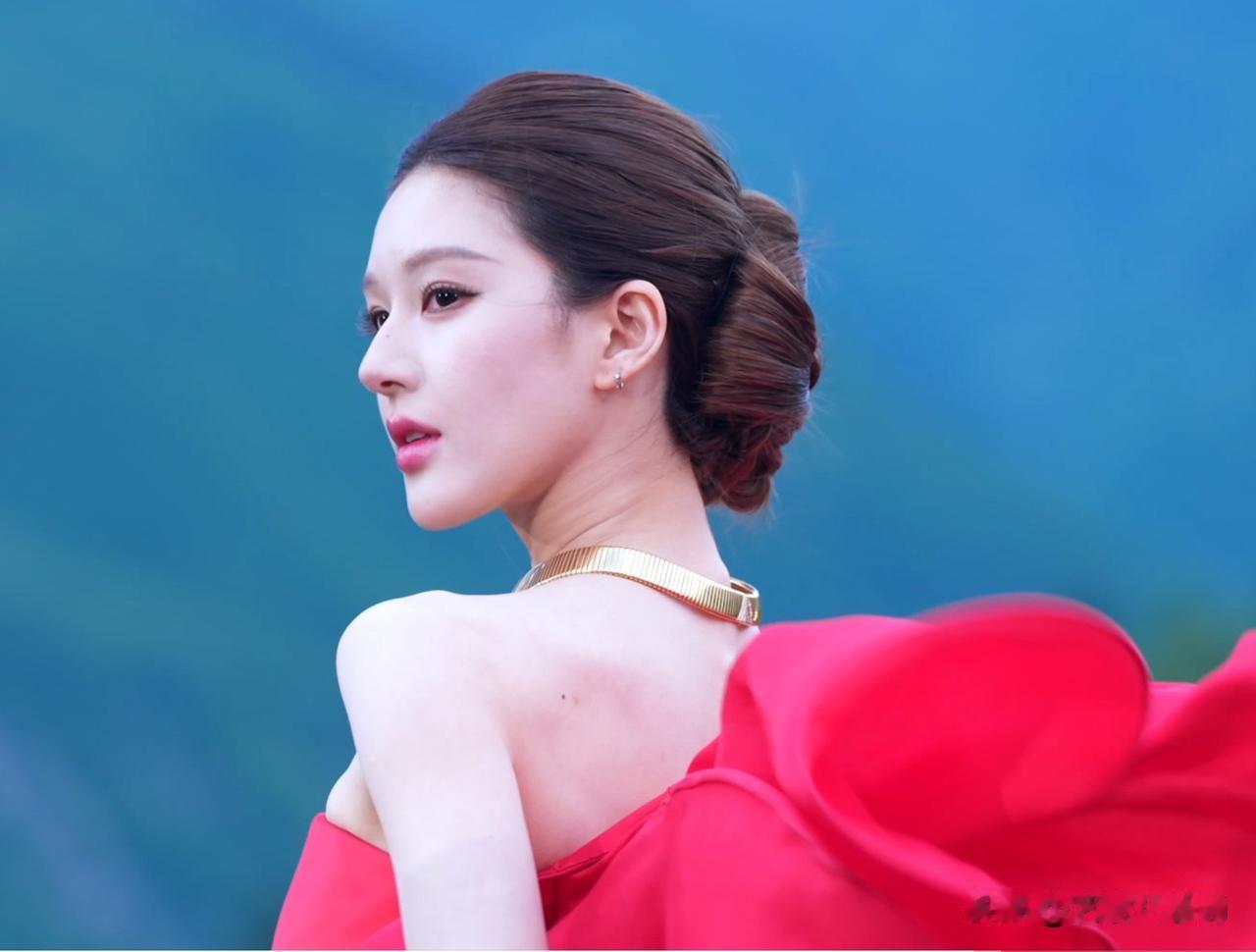 赵露思又自己化妆？居然扛住了镜头，不少造型师妆面翻车。5月29日，VOGUE