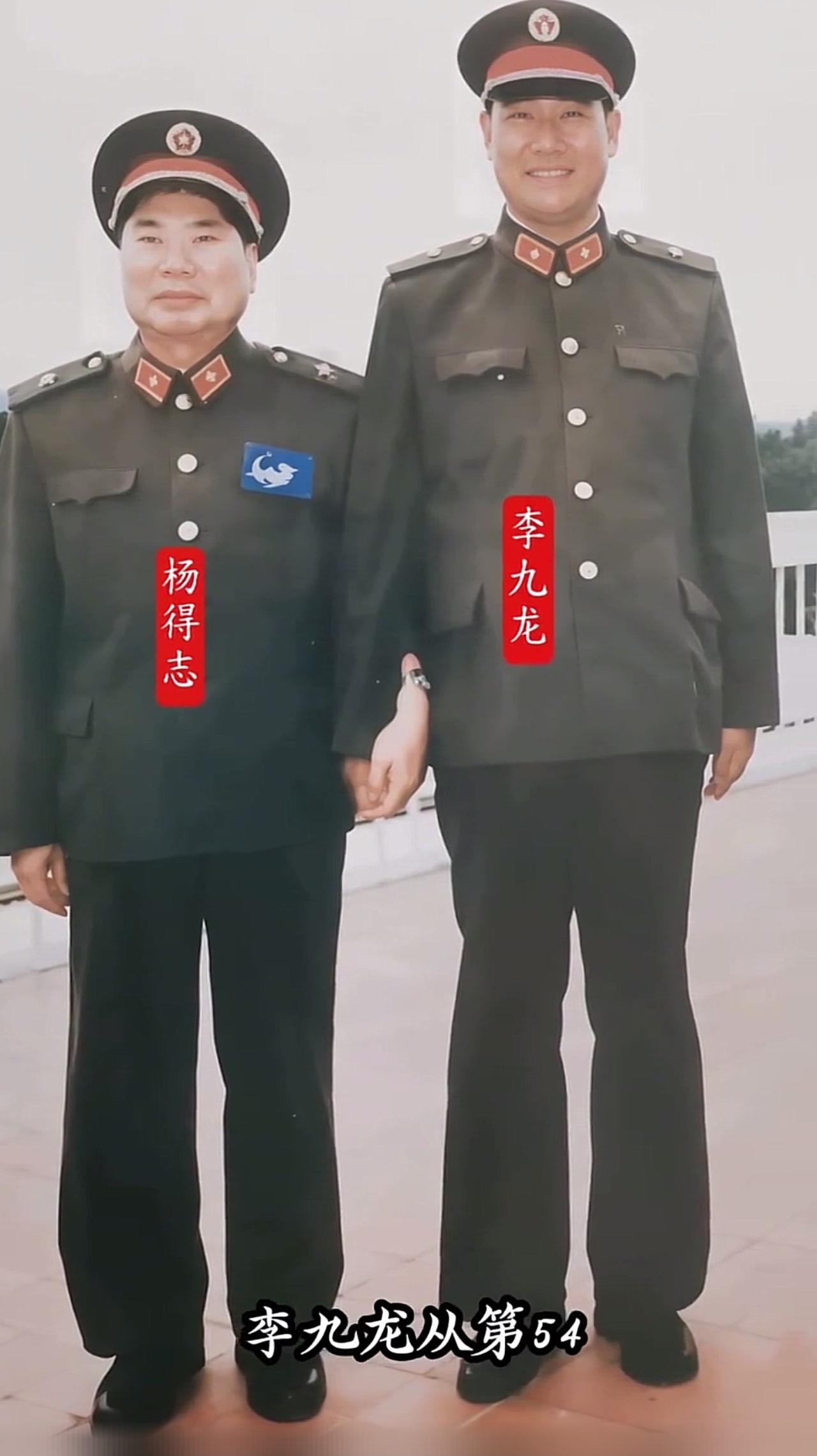 1986年，济南军区，时任解放军总参谋长杨得志上将视察工作时，与时任济南军区司令