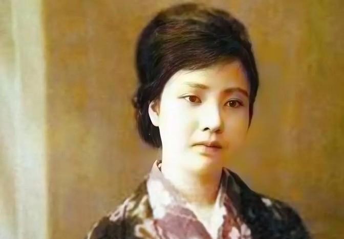 1937年，松本米子正弯腰清洗碗筷，突然3个日军军官破门而入。为首的少佐用日