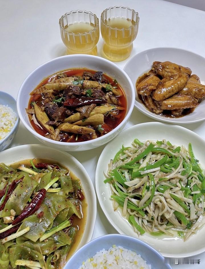 开饭啦，今天的菜超好吃！第一筷子，你想吃哪个菜？