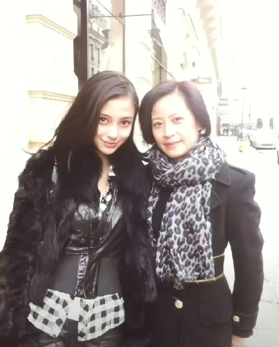 杨颖一家三口同框，颜值全靠基因打底一直觉得Angelababy杨