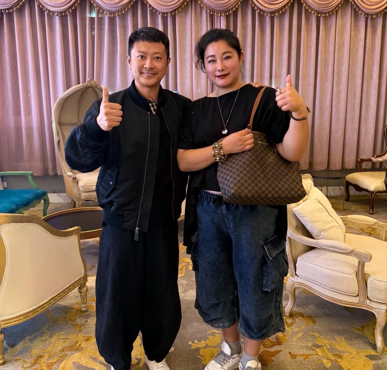 印小天晒出和于娜的合影，老搭档默契十足！于娜确实胖了很多，不知道她经历了什么，感