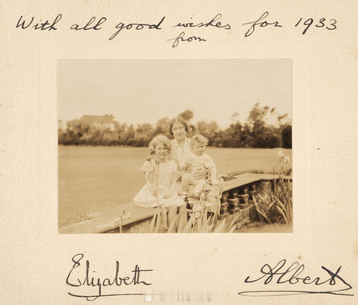 英国王室约克公爵夫妇1933年官方圣诞新年卡片🎄📍由图可见，Elizab