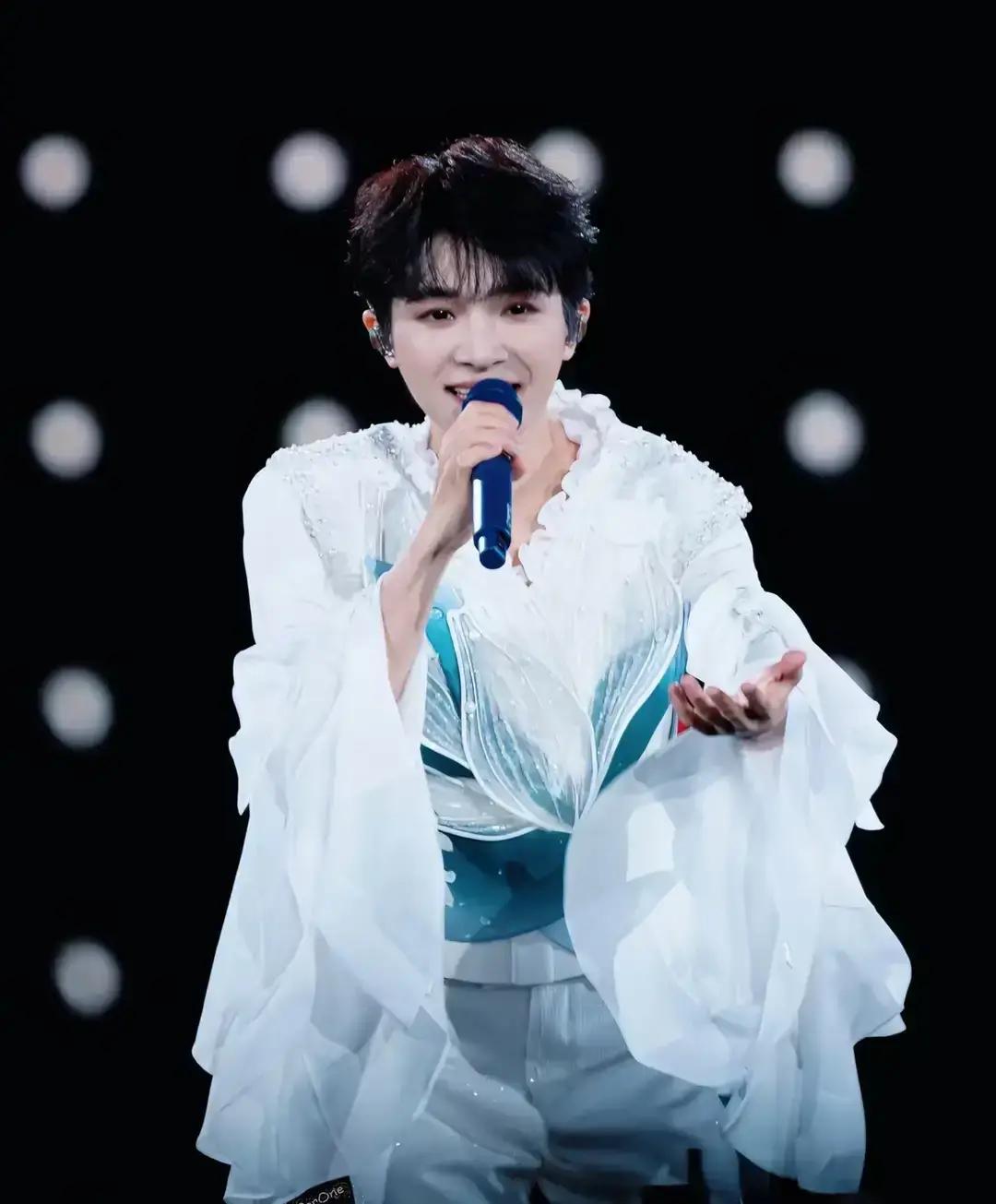 周深换造型，有人急了。别急，人家只是唱歌时穿得“花”了点，私下还是那口东北