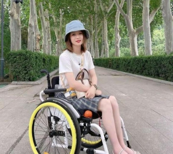 近日曝出，河北，女子高位截瘫，被男医生追求。三个月后，女子怀孕，两人结婚。婚后