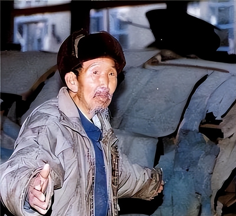 1996年，一位70多岁的老人跨越千里来到某军营，见到首长时，他马上敬了个军礼。