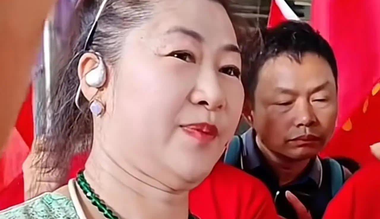 8月16日，刀郎先生太原演唱会场外，这个女人把刀郎先生画在了烧纸上，嘴里还叼着一