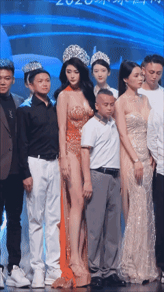 大哥，这个合影非照不可吗？对自己的身高很自信啊！😎