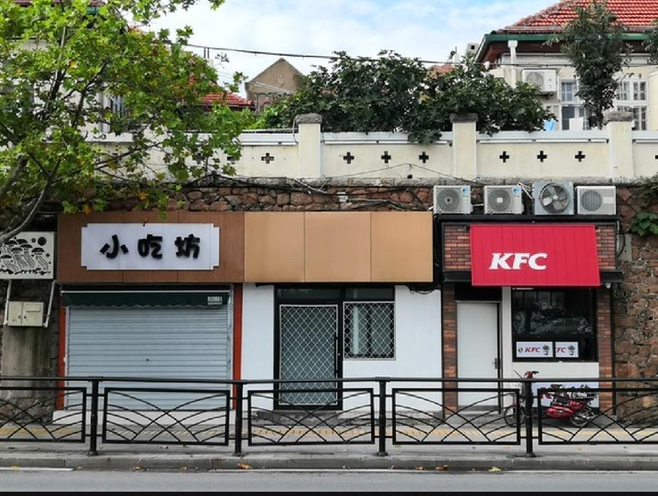 今天逛街的时候，突然发现一个挺有意思的现象。以前街边很多房产中介门店，现在好