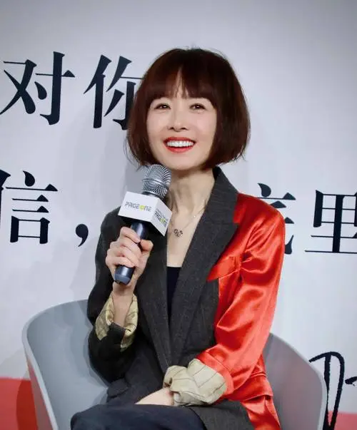 二十世纪九十年代，央视去北京广播学院挑主持人，鲁豫长相平平站在一堆漂亮姑娘跟前很