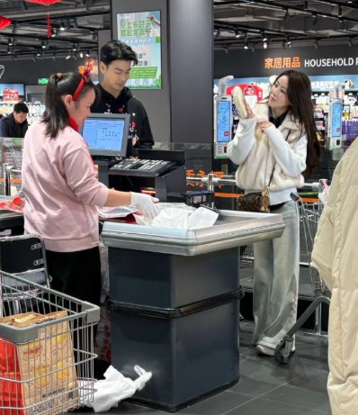 50岁陈紫涵和老公戴向宇现身杭州一家超市购买年货，她的身材好苗条，状态看起来很年