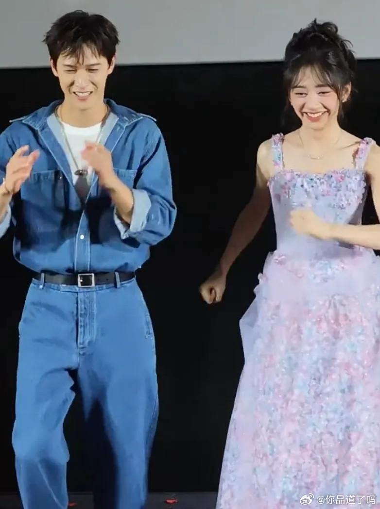 吴京为电影《镖人》线下宣传，愣是被拉着跳了段刀马舞。谁能想到，现在连正剧圈和电影