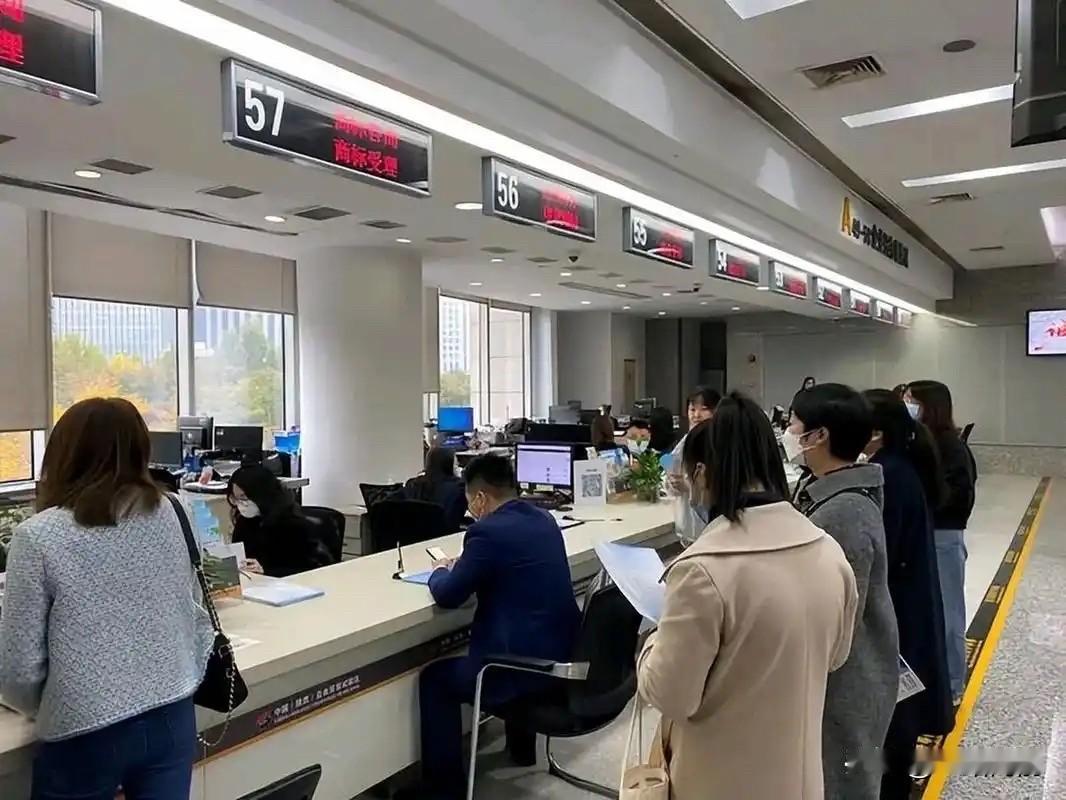 我舅舅在社保局上班，今天一起吃饭，他特意把我拉到一边叮嘱：如果你现在35岁以上、