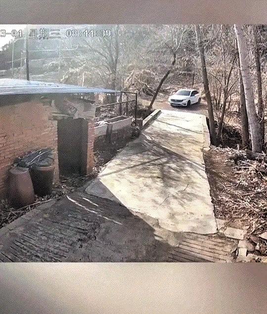 泪目！辽宁男子父母均已去世，独自一人在老家过年。返程时因无人相送，男子离开前向老