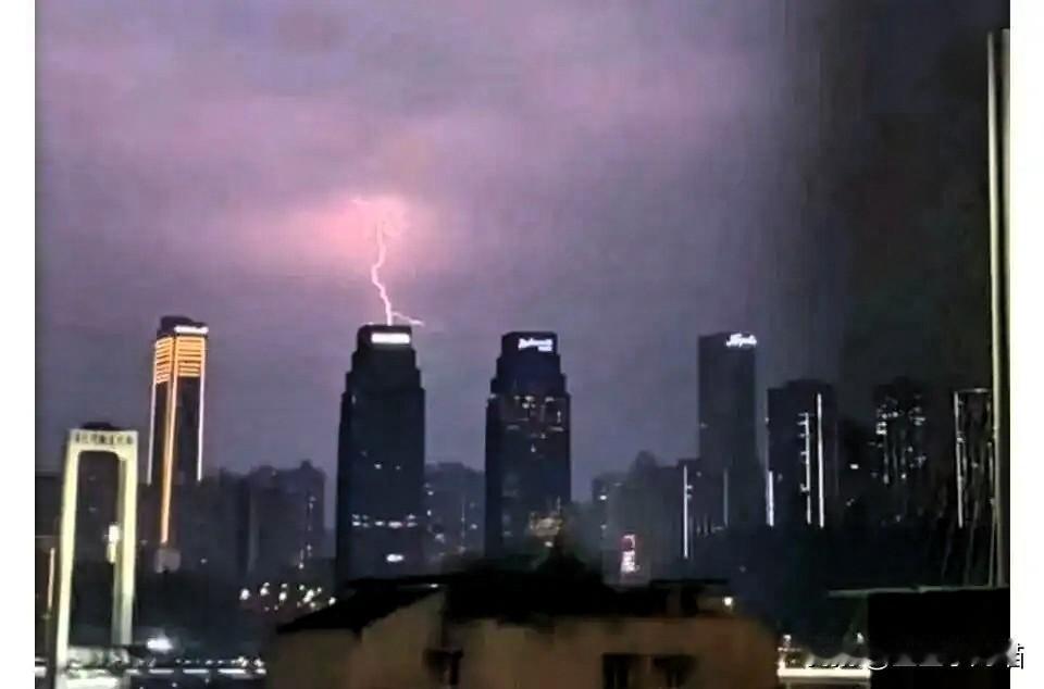 天谴？重庆雷暴精准劈中时代峰峻！网友：雷公都看不下去了，这次是真·人祸？重庆