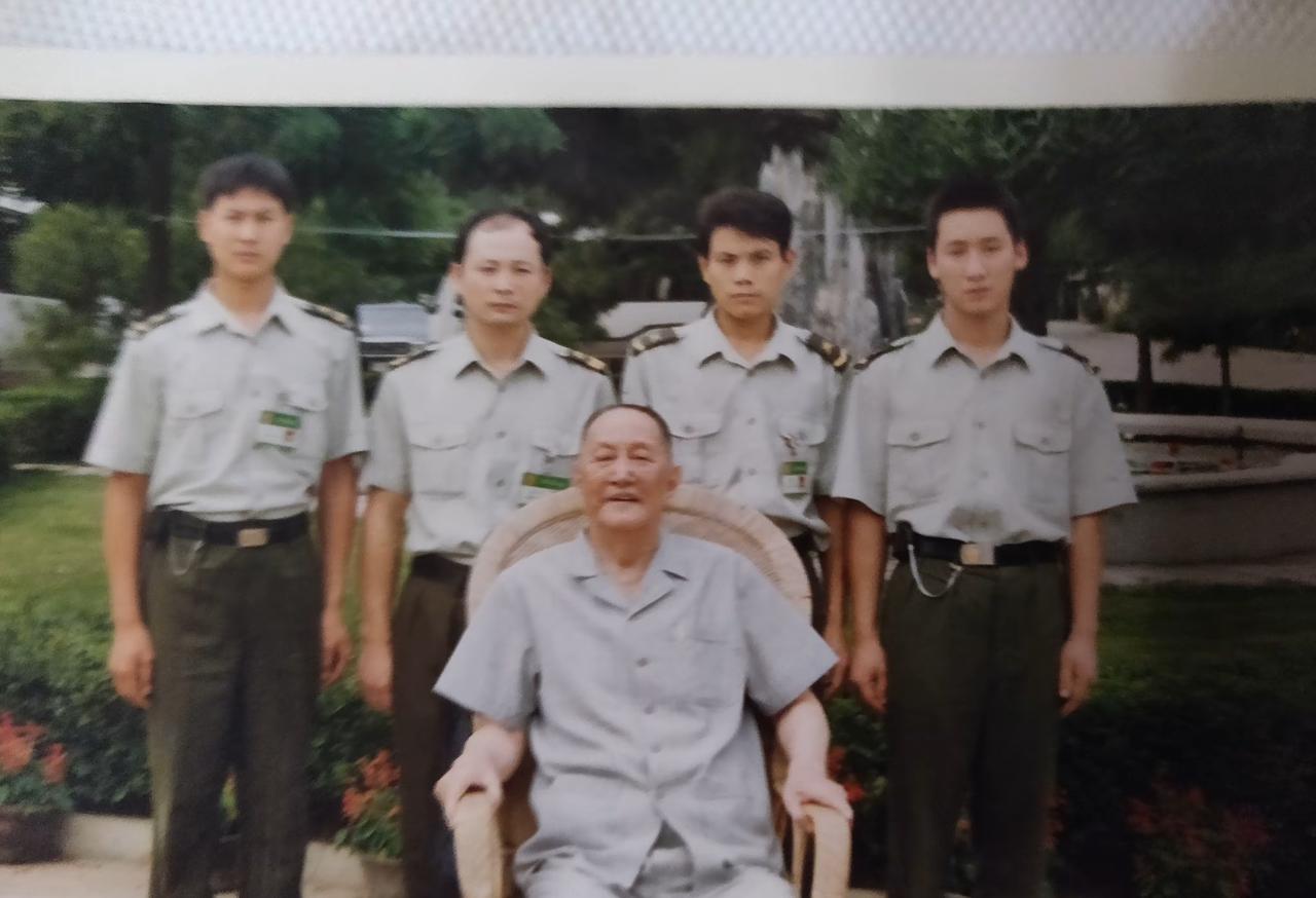 这是军旅生涯的高光时刻了吧，不知道有几个人能够认出来，图中这两位大佬！想看看大