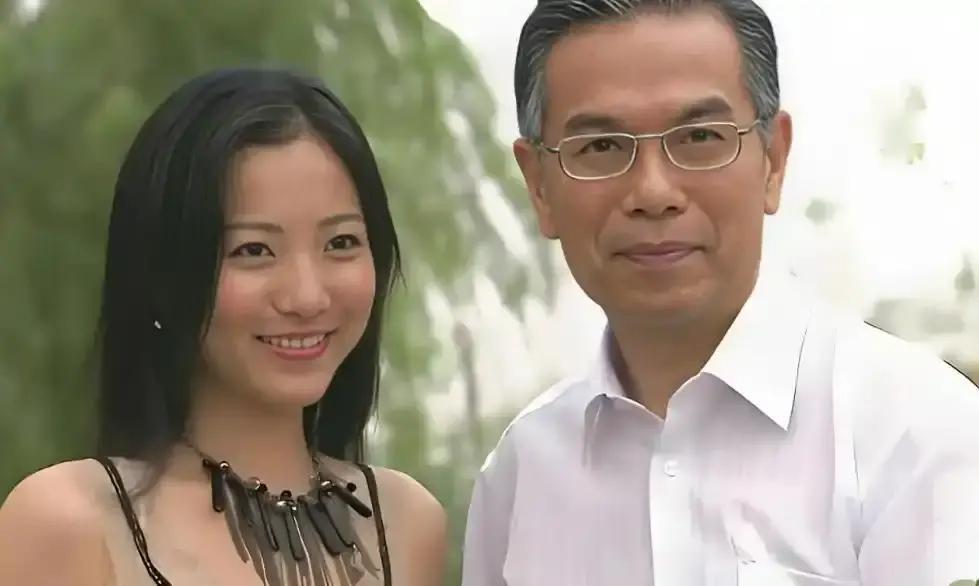 香港首富宋世万妻妾成群，自以为玩转女人，最后却被自己最宠的四姨太，一个看似清纯的