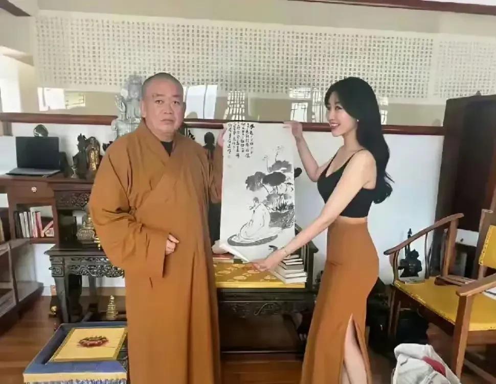 一个漂亮的女人来到了少林寺，她烧完了香，拜完了佛，于是她找到释永信大师，想和大师