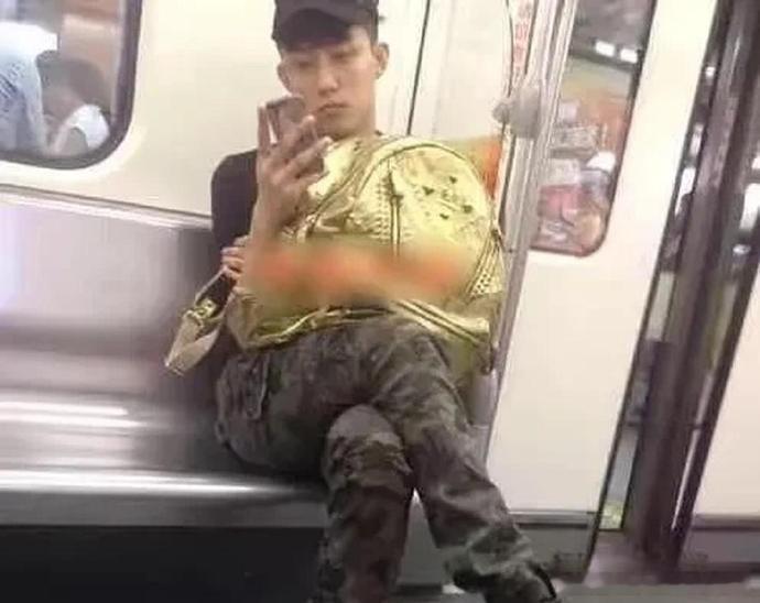 黄景瑜当模特那会儿的旧照里，他拎着一个土豪包坐地铁，就因为长得太帅，被路人偷拍了