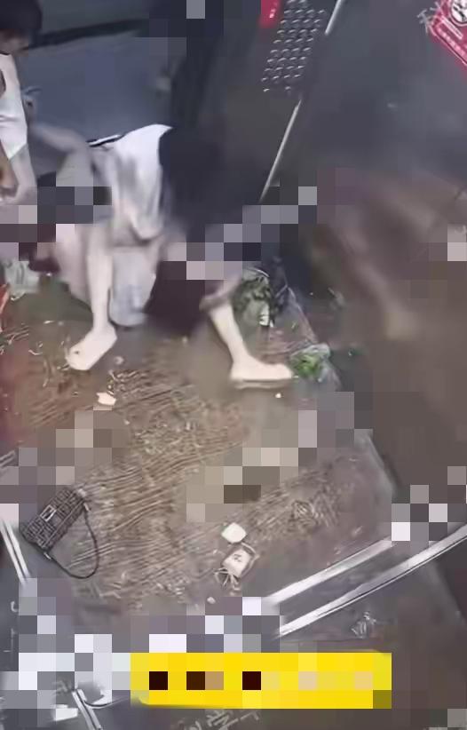 湖边仙桃电梯姐“六六”，放下在抖音上的精致，跟一女孩在电梯里上演全武行，而且不仅