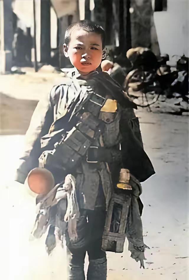 1938年，日军想拍摄一个懦弱的中国战俘形象，于是找到了15岁的季万方，他瘦小得