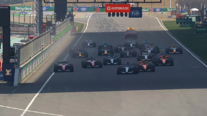 【梅奔包揽F1中国大奖赛冠亚军】汉密尔顿重回领奖台2026F1中国大奖赛正赛