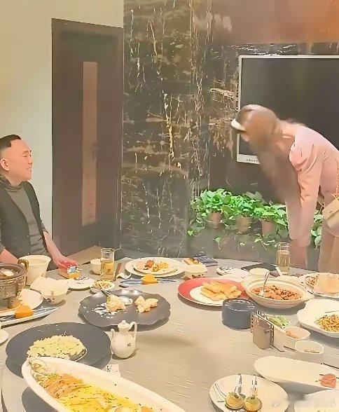 恭喜杨议收徒！相声名家杨议最新消息传来，今天杨议开山门收了一位女徒弟。视频里，仪