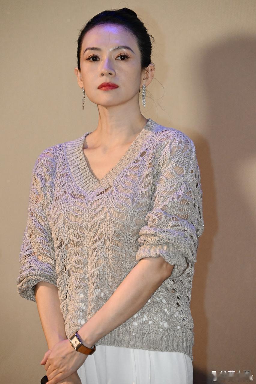 46岁章子怡增肥后颜值升级更惊艳，镂空针织衫配白裤贵气拉满，反差感十足险些认不出