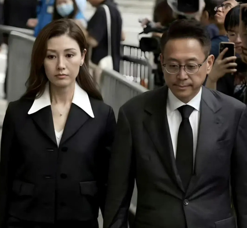 在香港媒体高清镜头下的李嘉欣。由于参加李兆基先生的葬礼，所以略施粉黛、妆容淡雅，