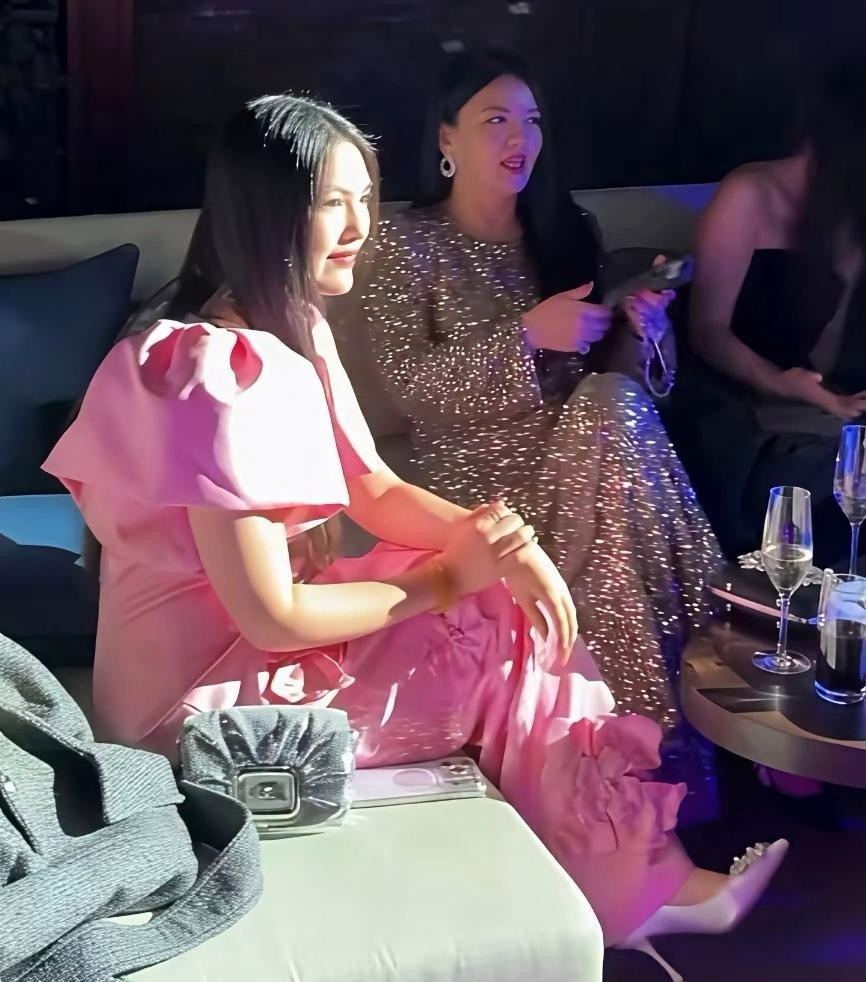 李湘涂大红唇参加活动，一看就不好惹，王诗龄坐在妈妈身边，胳膊有点粗，穿的高跟鞋至