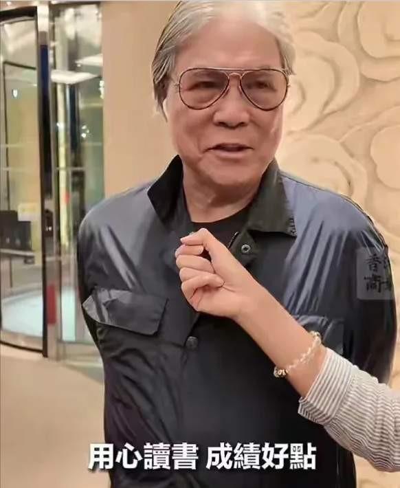 霍震霆被记者采访：你对孙子有什么期待吗？他说孙子前天已返回中学了，进入到另一个阶