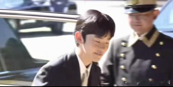 悠仁亲王终于18岁了。日本王室为他举办了成人礼。小伙子越来越精神了，不像小时
