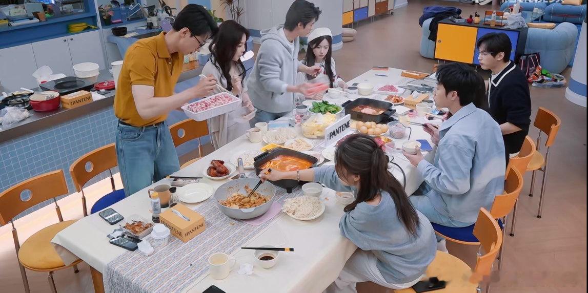 半熟恋人🥚大女主食材是周佑凌买的，饭是晓文做的，🥚大女主一直搁那画画陶冶