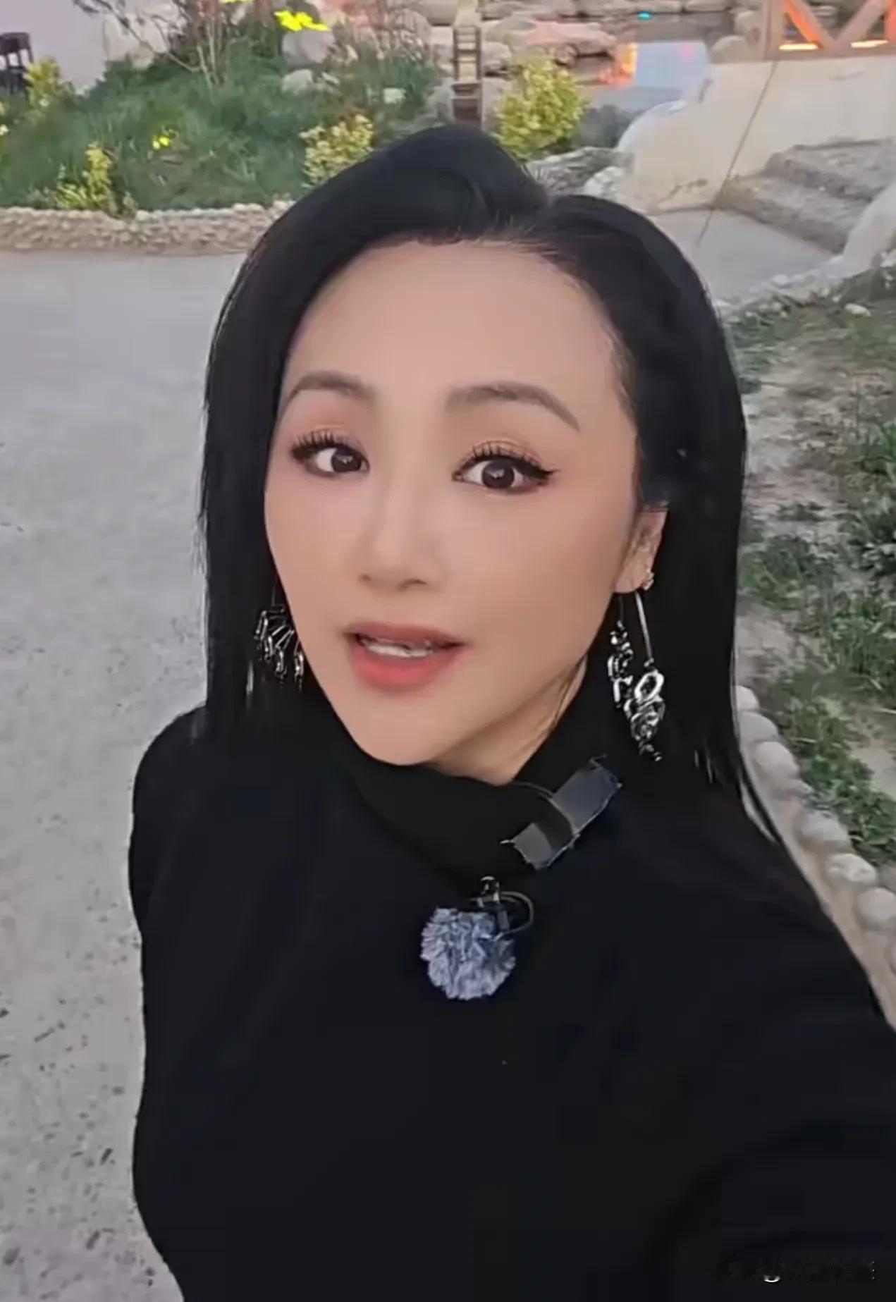 曹颖是有多不自信才把美颜开这么大的？曹颖年轻时，容颜如花，也是一代美人，现在