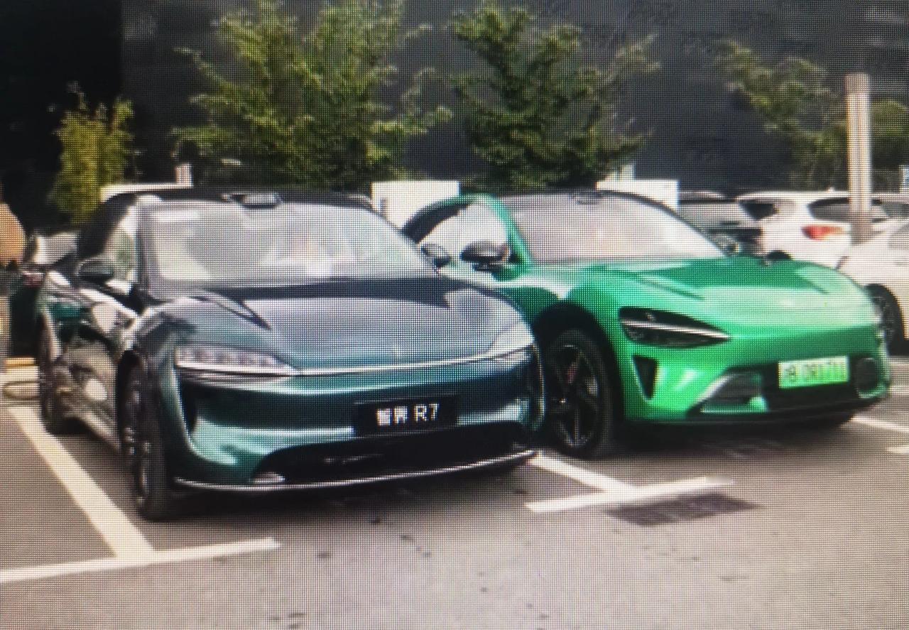 智界R7的颜值对比小米YU7其实也不差，尤其是车屁股。虽然小米获得了大量订单的认