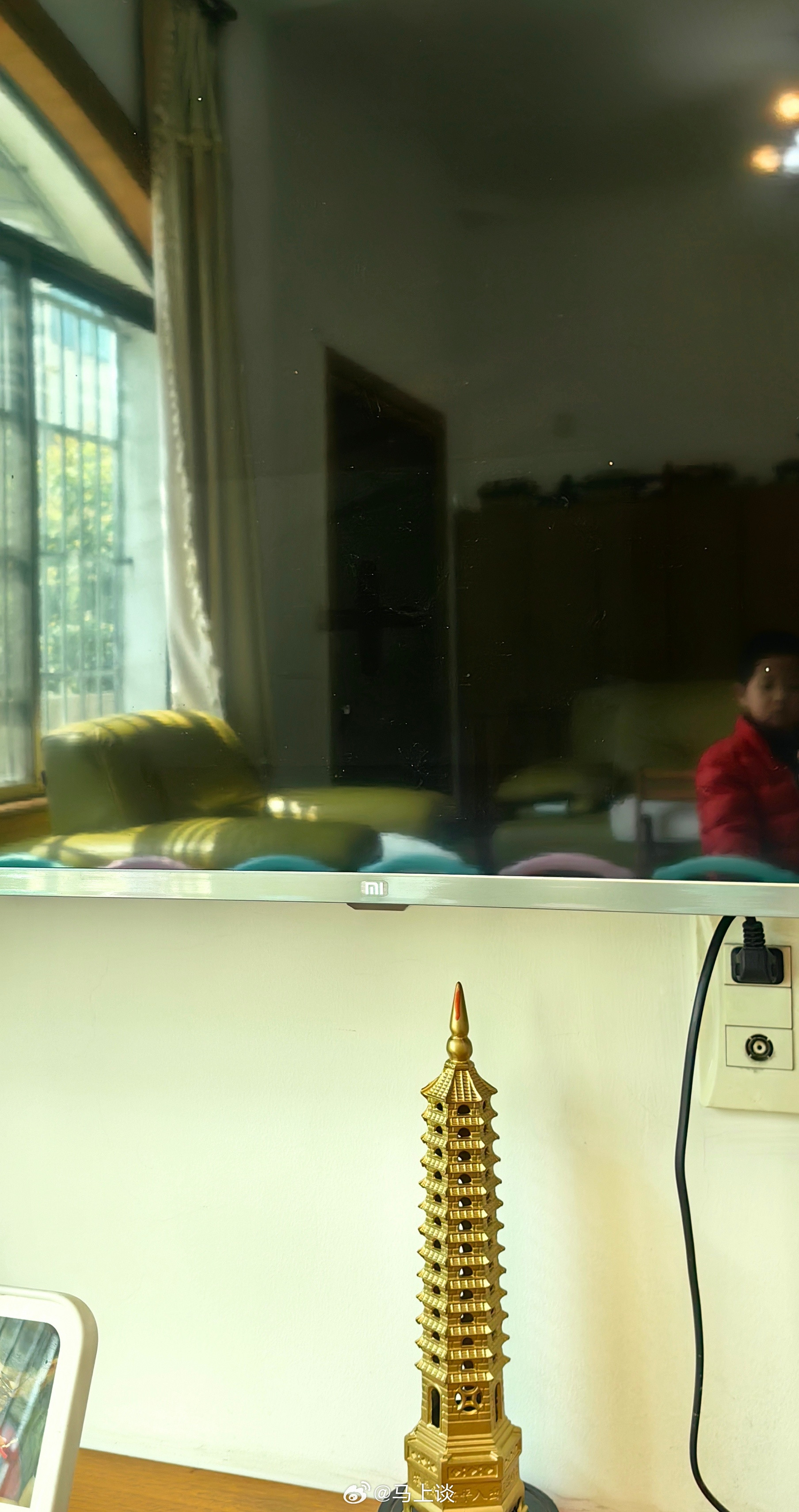 家里小米电视坏了，屏幕不亮，但是有声音。网上一查，是背光灯坏了，出现这种问题的小